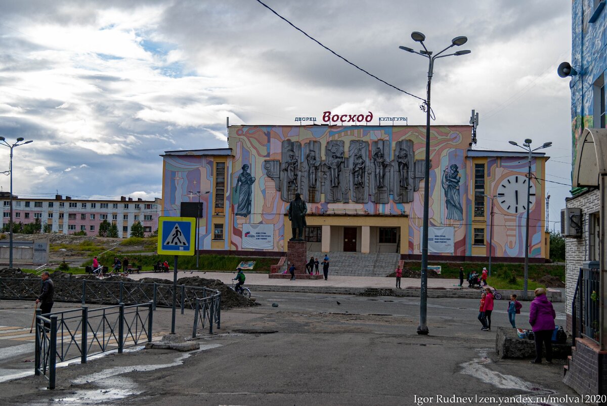 никель площадь. зопольярн никель площадь год 2012. площадь в никеле мурманской области. никель. никель поселок.
