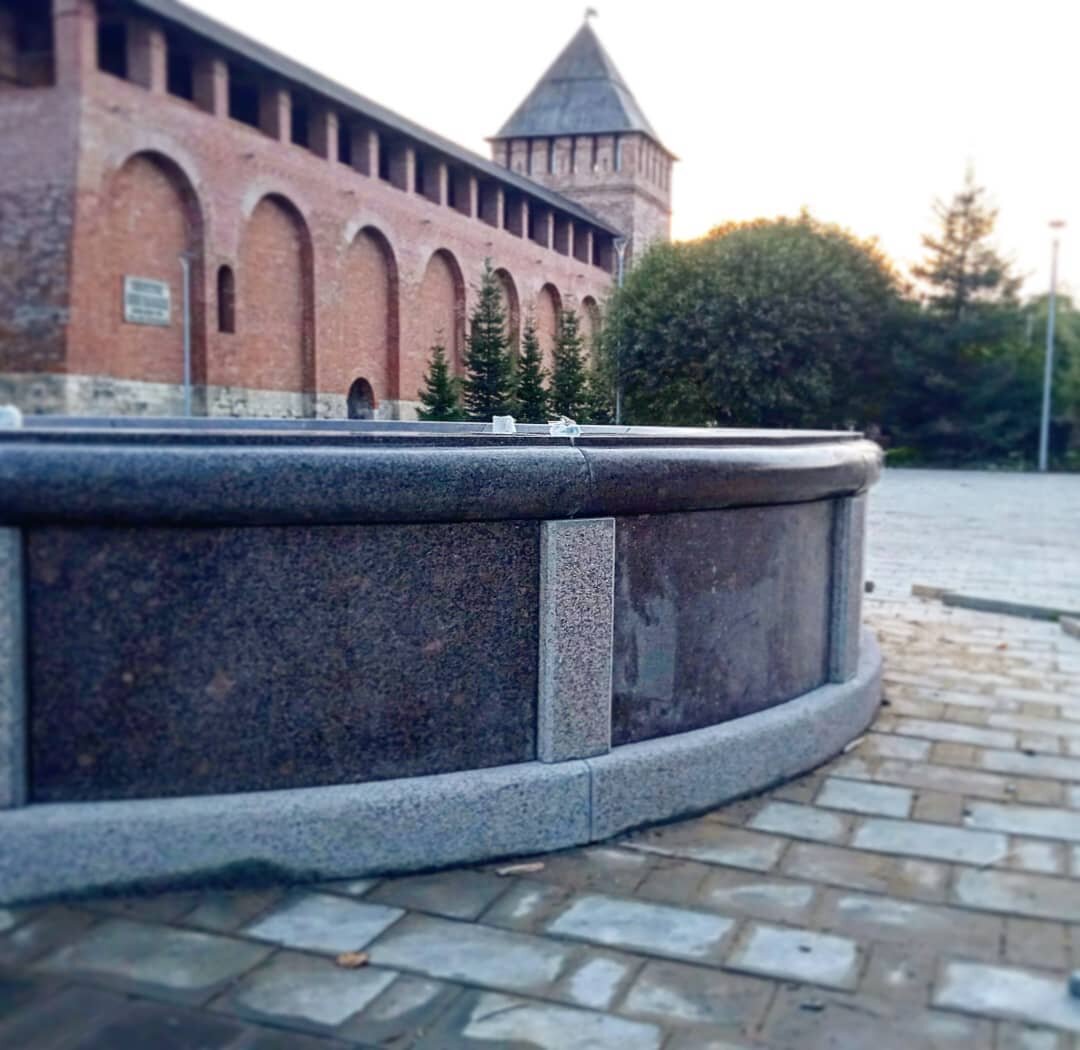 Установленный в парке Пионеров фонтан не соответствует ни историческому облику площади, ни элементам благоустройства сквера. 
