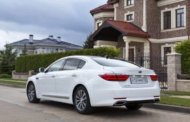 Киа Кворис, задняя часть. Источник all-auto.org