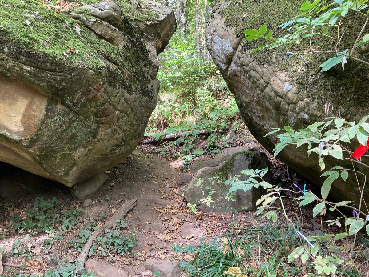Проход сквозь двух валунов