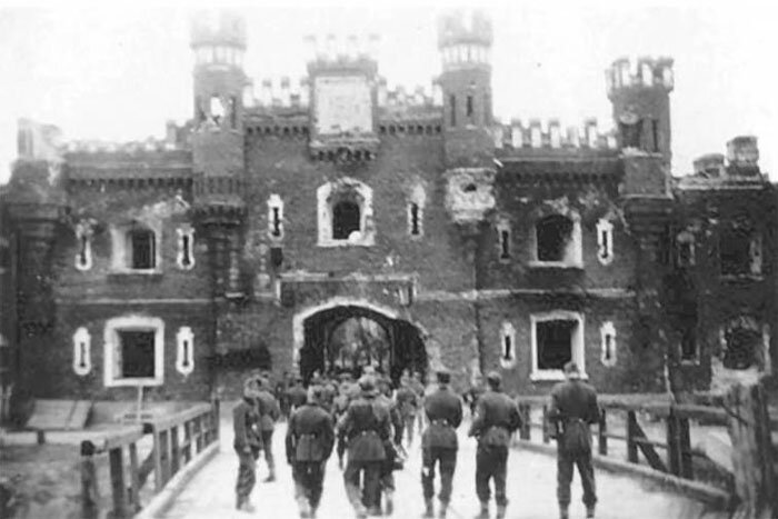 Немецкие солдаты на фоне Холмских ворот Брестской крепости, 1941 г.
