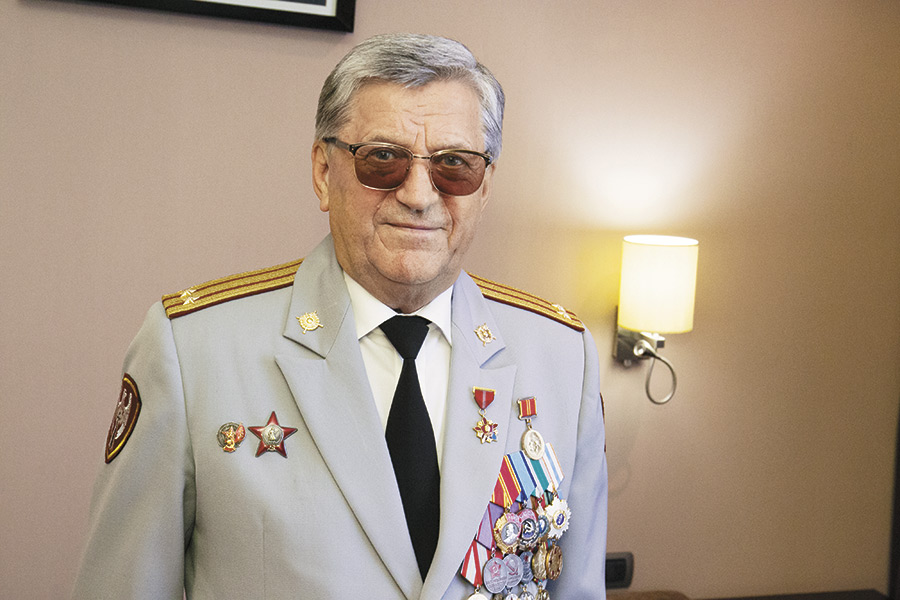 А.И. Тихонов с орденом Красной Звезды. Источник фото: https://ksonline.ru/250077/aleksandr-tihonov-ya-zla-ne-pomnyu/