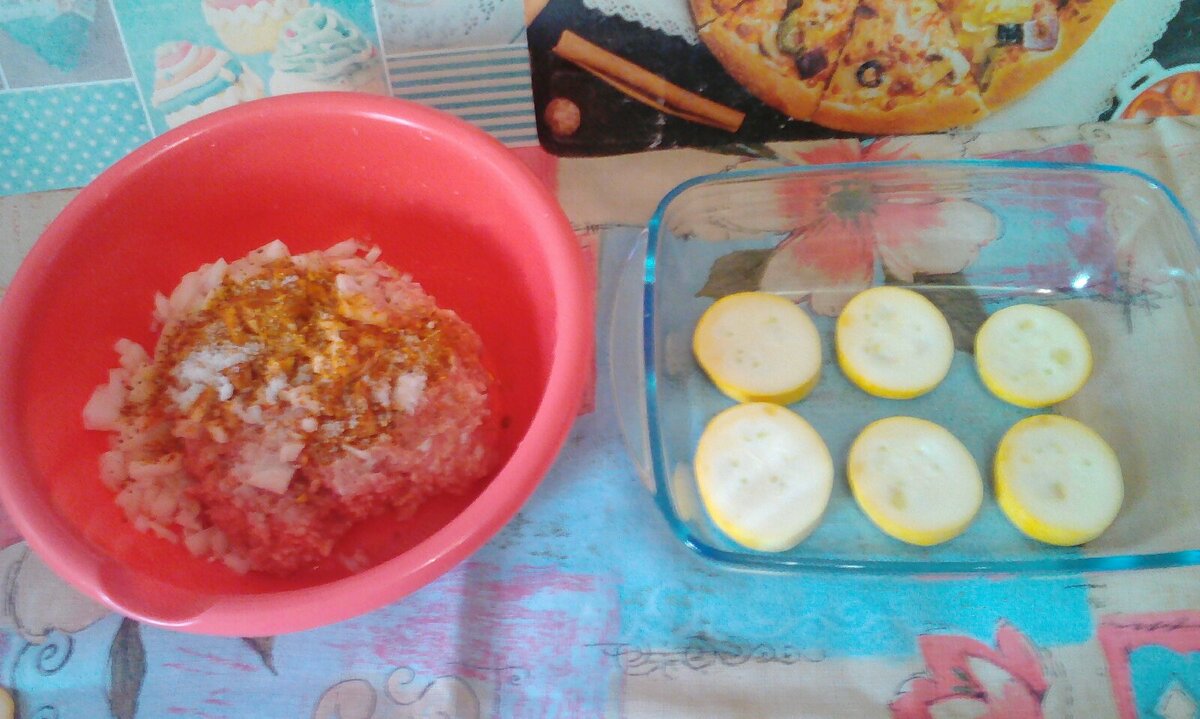 Кабачок нарезаем кружочками 1-1,5 см толщиной. Лук мелко режем и соединяем с фаршем, солью и специями.