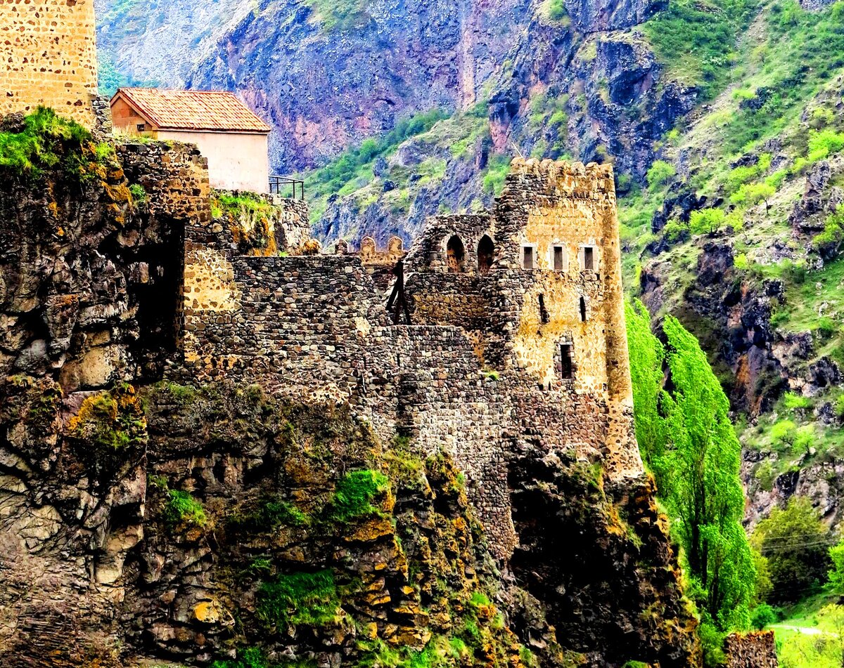 На обратном пути из Давидо-Гареджийского мужского монастыря удалось снять какую-то крепость. Не знаю, что это.