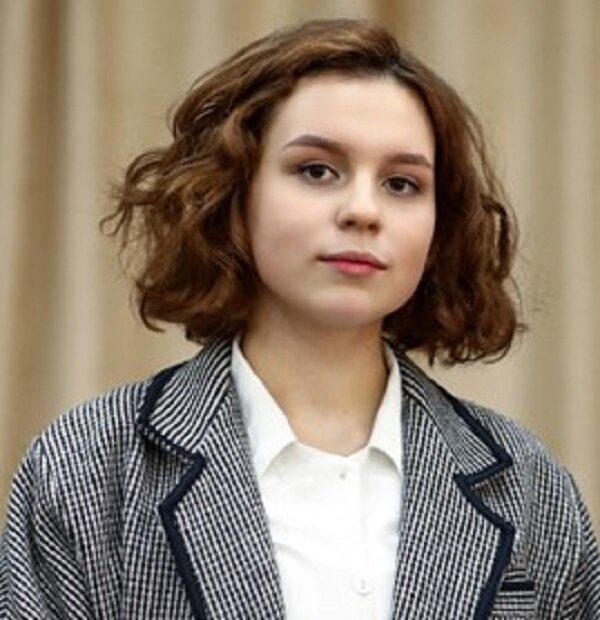 Шедько Юлия (Гимназия №1).
Закончила гимназию с золотой медалью. Проявляла большой интерес к предметам естественно-научного цикла (химия и биология). Является неоднократным победителем второго этапа республиканской олимпиады по учебным предметам «Химия» и «Биология». Подготовила Юлию учитель биологии Гимназии №1 Червякова Елена Сергеевна.