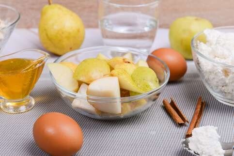 3. Нарежьте яблоко дольками, удалите семечки. Нарежьте грушу, удалив середину. Смешайте в блендере творог, яблоко, грушу, взбивайте 1-2 минуты.

