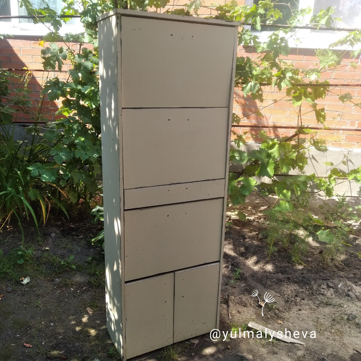 Галошницу несколько лет назад я перекрасила из коричневого в молочный 