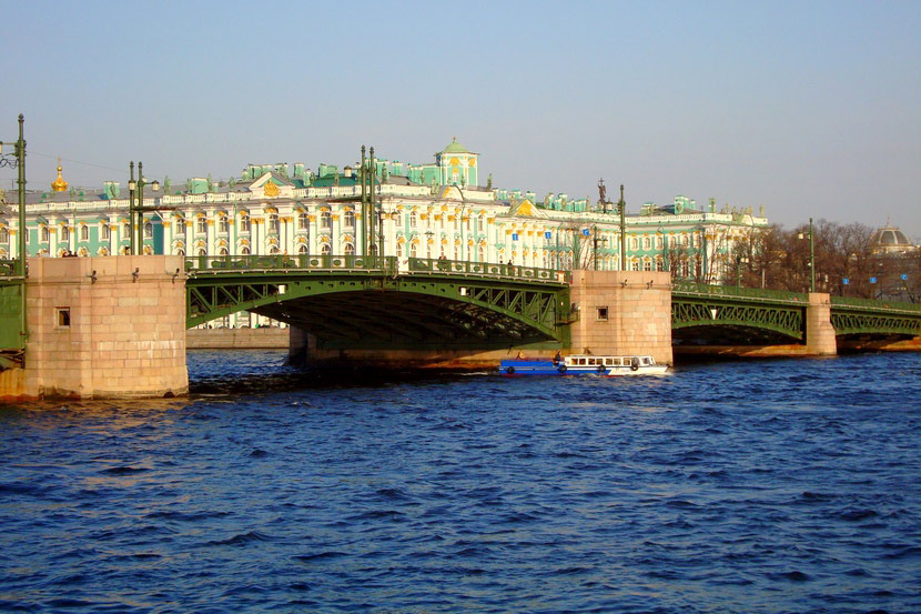 Питер 16. Дворцовый мост в Санкт-Петербурге неразведенный. Дворцовый мост в Санкт-Петербурге днем. Дворецкий мост в Санкт-Петербурге. Дворцовый мост и Нева днем.