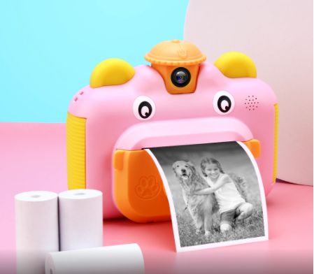 Детский фотоаппарат позволяет не только сделать качественные фотоснимки, но и моментально распечатать их черно-белый вариант. Вам не понадобится для этого дорогой принтер и фотобумага, механизм для печати фотографий уже встроен в фотоаппарат, в комплекте идут три рулона термобумаги. Ребенок может раскрасить напечатанные фотографии, поместить их в фотоальбом или подарить друзьям. 