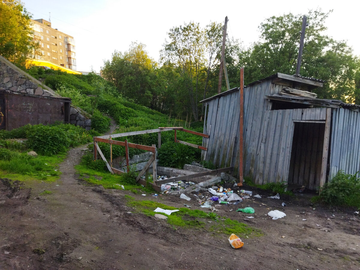 Прогулялись в Мурманске по району, где до сих пор люди живут с туалетами на  улице и набирают воду из уличных колонок | Удивительное - рядом! | Дзен