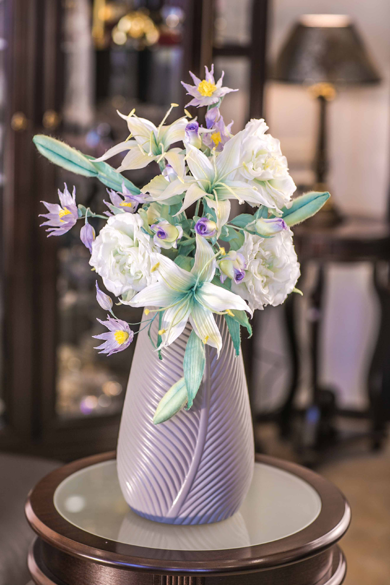 
Есть в моей цветочной коллекции букет из шелка под названием Токио.

Я не знаю почему он так назван.
Быть может в Школе Tanjobana, где я училась азам этому потрясающему творчеству решили, нас сразу окунуть в атмосферу Японии. И через цветы донести то, что собой представляет столица далекой и процветающей  страны. Ведь именно Токио ошеломляет прибывающих туда буквально с первых мгновений, как только нога ступает на его землю.
Кажется, здесь всё не так, как в других городах: и невероятно сложная планировка кварталов, и запутанные линии метро, которые воспринимаются как не связанные друг с другом, и сплошные джунгли из проводов городских коммуникаций.

В часы пик люди словно сливаются в одну реку, и ее потоки заполняют собой улицы, подземные переходы, общественный транспорт.

Здесь нужно всегда держать ухо востро, ведь очень легко заблудиться, попав совсем не туда, где вы чаяли оказаться.

Я конечно же только мечтаю побывать там. Кто знает когда. Может быть, когда мир начнёт жить привычной доковидной жизнью...

Ну а что с моим букетом?
Он был третьим в начальной школе Tanjobana.
Ой, как сложно было с ним мне 5 лет назад.
И что то все таки получилось.
Это теперь моим профессиональным взглядом мне все понятно, что не так.
А тогда - просто волшебство какое - то рождалось в моих руках.

Я сама собой гордилась.

Вот и бутон лилии не такой, как мы привыкли видеть в природе. Да и сам цветок лилии - "инозмец" для меня был поначалу.
Роза с запутанными лепесточками не давалась в сборке никак.
А бутончик розы и вовсе не от розы.
Понятно, что я немного наговорила на себя .
Но тот восторг, который сразу, неописуем ни с чем.
Да, а клематисы. С ними так было интересно работать. Вроде простые с виду, а вот нет. Надо постараться, чтобы получились как надо.

Да вот такая у меня случилась встреча с ТОКИО.
А впереди другие истории моей цветочной коллекции.

Если будет возможность и время заходите на мою страничку почаще.
Может быть что-то найдёте для себя интересное.
А я буду стараться для вас.
Влюблять в мои цветы из шелка.
Как такая идея вам?
