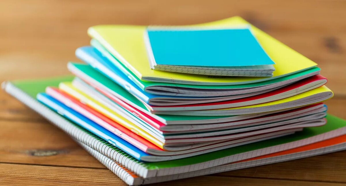 На столе лежала стопка тетрадей. Канцелярия тетради. На столе лежала стопка тетрадей. Стопка тетрадей на столе. На столе лежала стопка тетрадей.