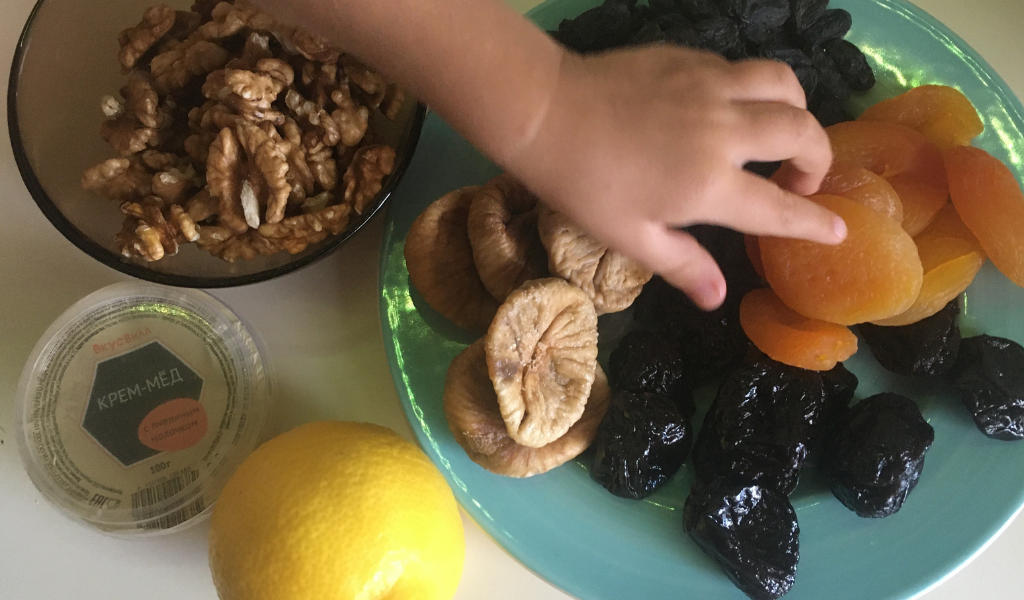 Это ручка внука. Он помогал мне готовить. (Часть сухофруктов "не дошла" до процесса приготовления))