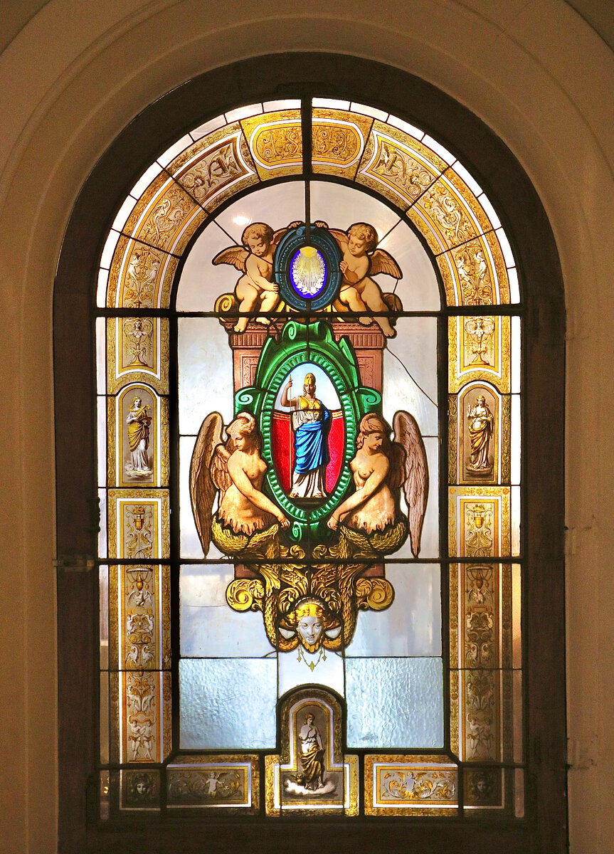 Витраж в здании Императорского Общества поощрения Художеств