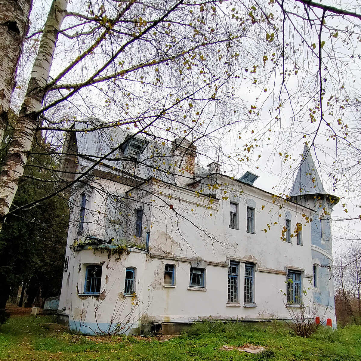 Заброшенный дворец легендарного уролога в Калужской области и Ленин с  «пришитой рукой» | Душевный шагомер | Дзен