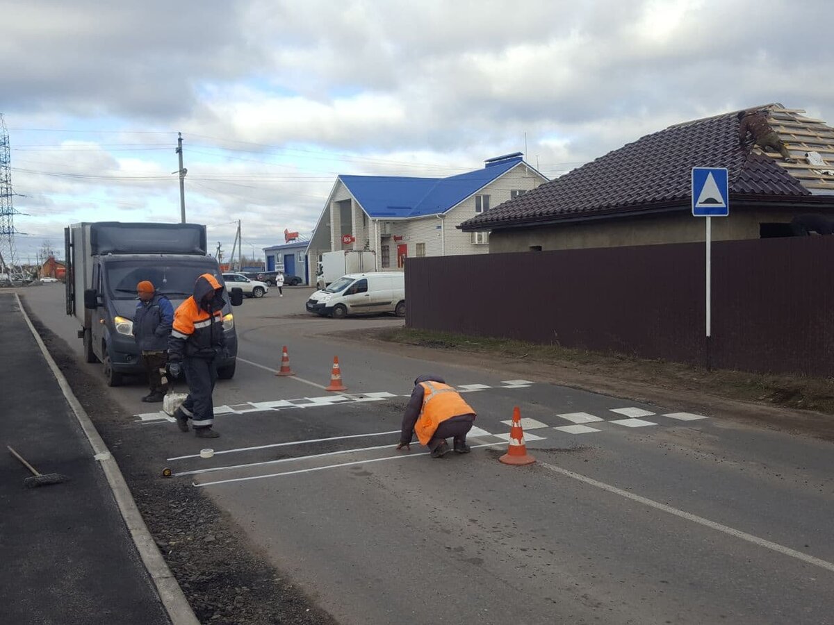 На самой опасной улице поселка Отрадное сделали «лежачих полицейских» и  тротуар | ОНФ в Воронежской области | Дзен