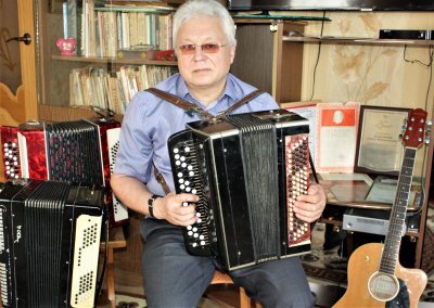 Троичанин гармонист Рамиль Абдрахимов вот уже 50 лет преданно служит Его величеству Музыке.