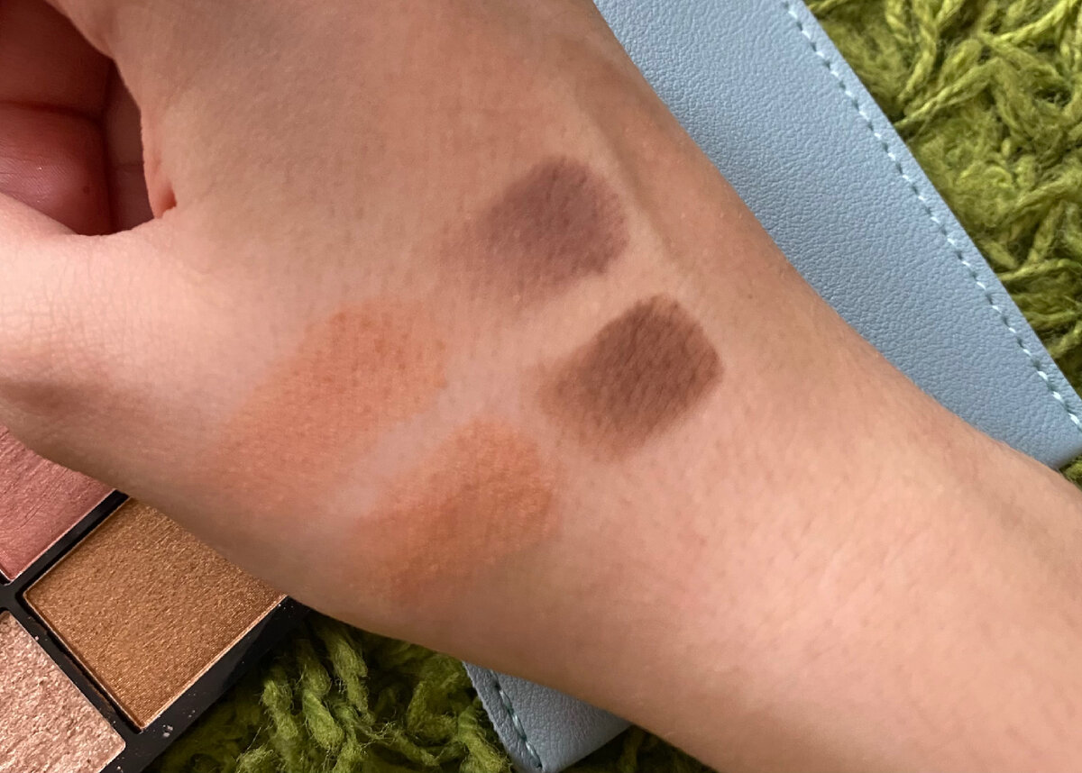 3 оттенок больше блестящий, а не матовый. Простите, только сейчас увидела, что не туда нанесла :)