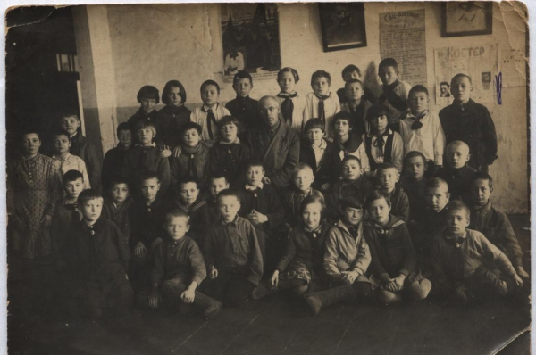 Старая советская школа г.Сталиногорск школа 4-5 класс, 1933
(Альбом Тесленко А. А.)
