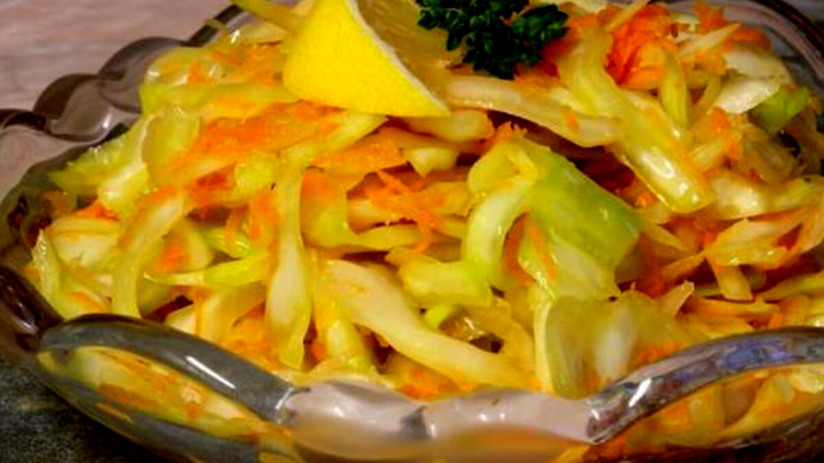 Сырая капуста является богатым источником витамина С и доступна круглый год. При ее приготовлении целебный эффект снижается, поэтому желательно употреблять ее в сыром виде в виде салатов.