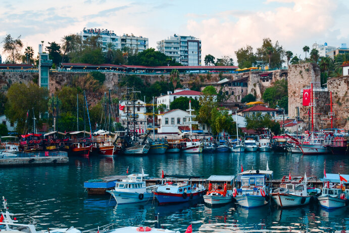 В самом сердце Турецкой Ривьеры, в окружении высоких гор и Средиземного моря, Анталия — это место, куда туристы могут убежать от ежедневной суеты города и подарить себе настоящий отпуск.-2