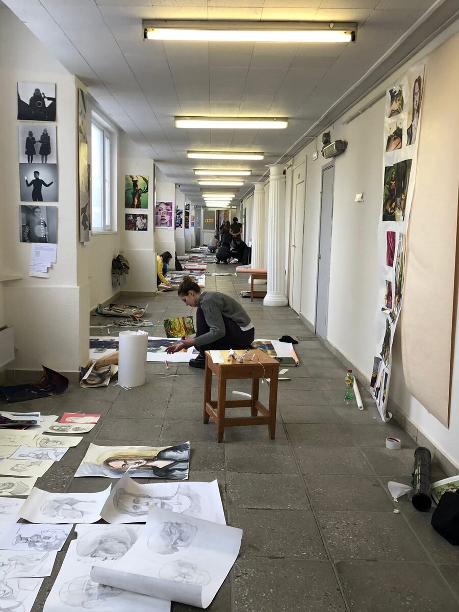 Подготовка работ к развеске 