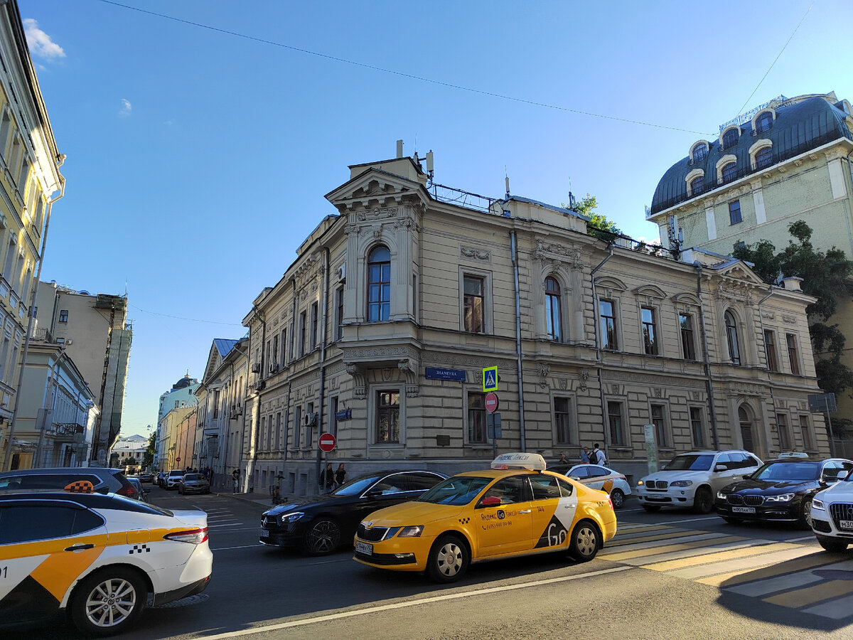 Вид на здание БЕН РАН с угла, слева Малый Знаменский переулок, справа улица Знаменка