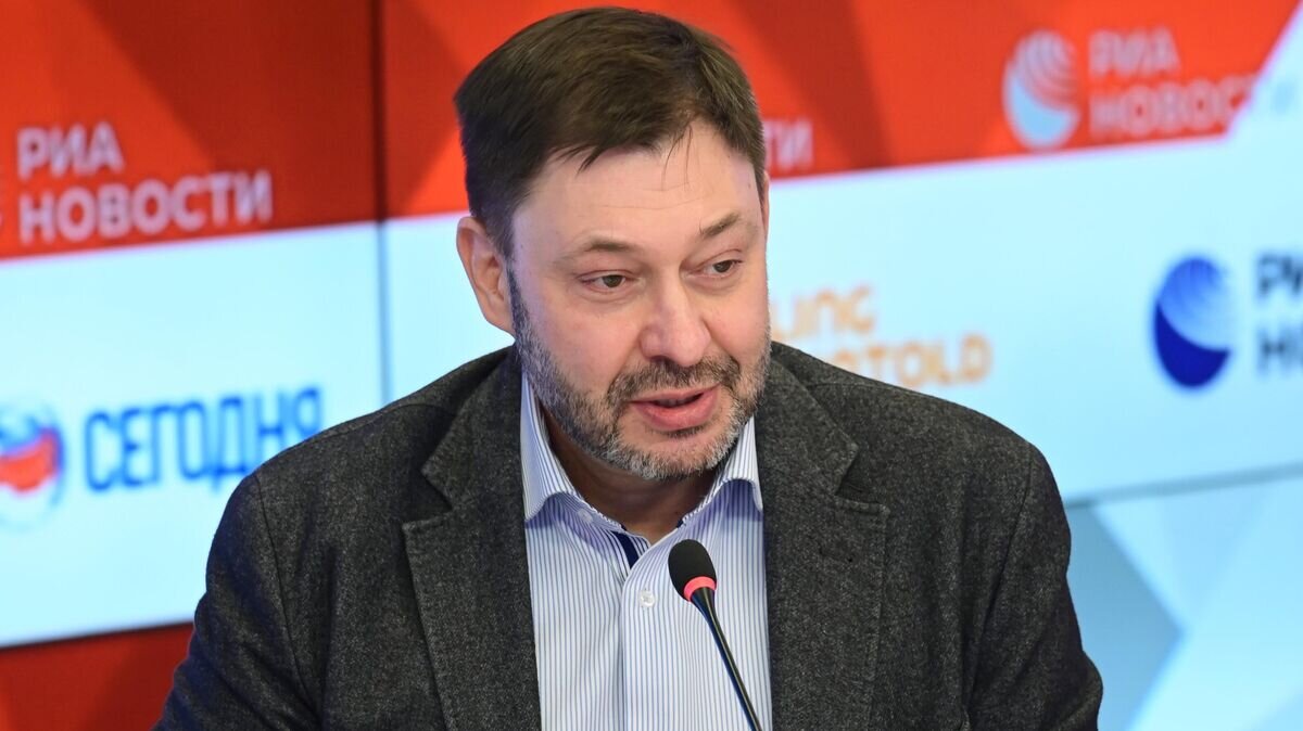    Исполнительный директор МИА "Россия сегодня" Кирилл Вышинский на пресс-конференции, посвященной презентации его книги "Жил напротив тюрьмы..."© РИА Новости / Владимир Трефилов