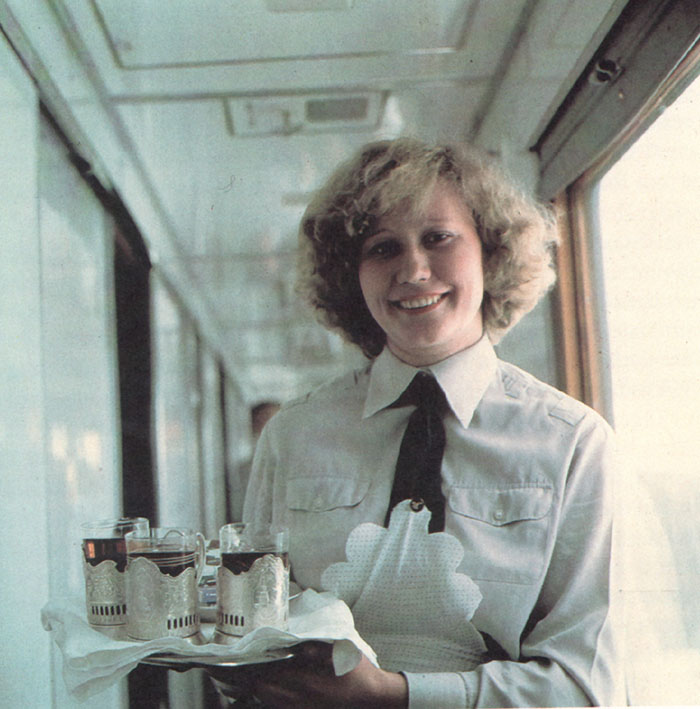 Проводница в советском поезде. Фото 1975 года.