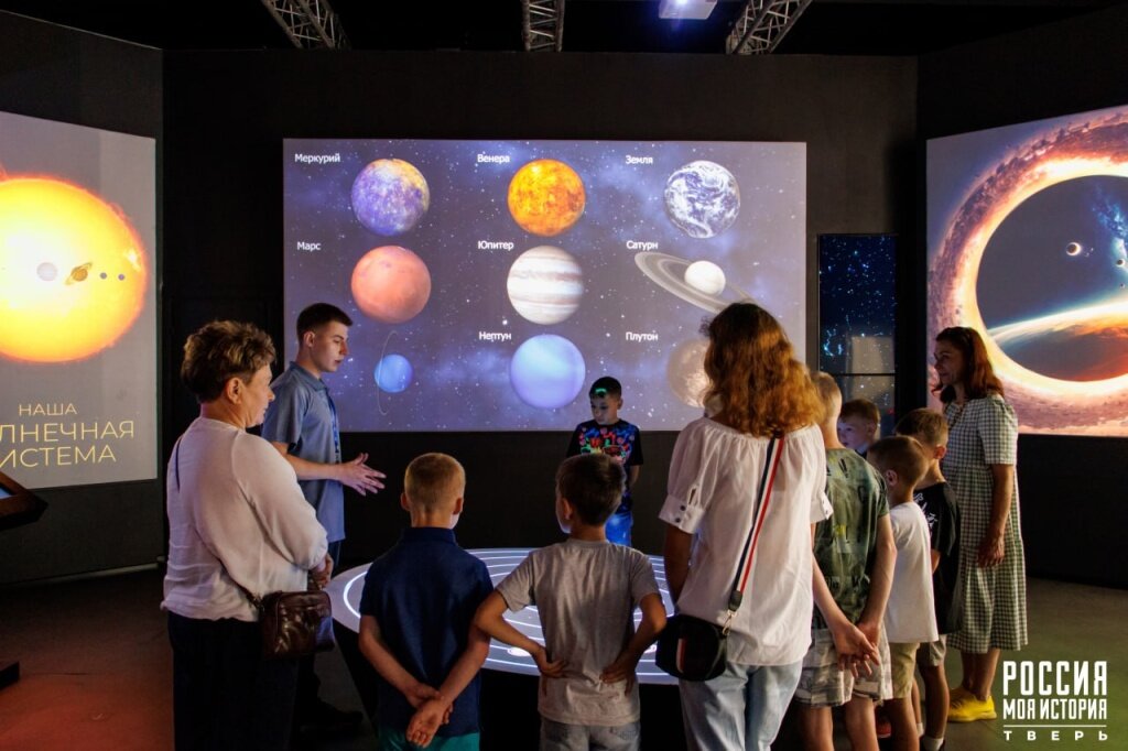 В Твери семья Кузьменко, воспитывающая 24 ребёнка, посетила планетарий парка «Россяи – Моя история».jpg