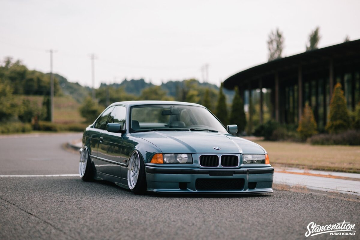 MW E36 занимает интересное место на рынке европейских автомобилей. В течение многих лет (и по сей день для некоторых) энтузиасты BMW избегали E36 как уродливого пасынка. Он занимает место между двумя самыми любимыми спортивными купе всех времен, E30 и E46 и, в частности, вариантами M3 на этих шасси. Для помешанных на автомобилях JDM это что-то вроде R33 Skyline. Отличный автомобиль, о котором забыли в тени как младших, так и старших братьев и сестер, которым статус культового автомобиля был гораздо проще.