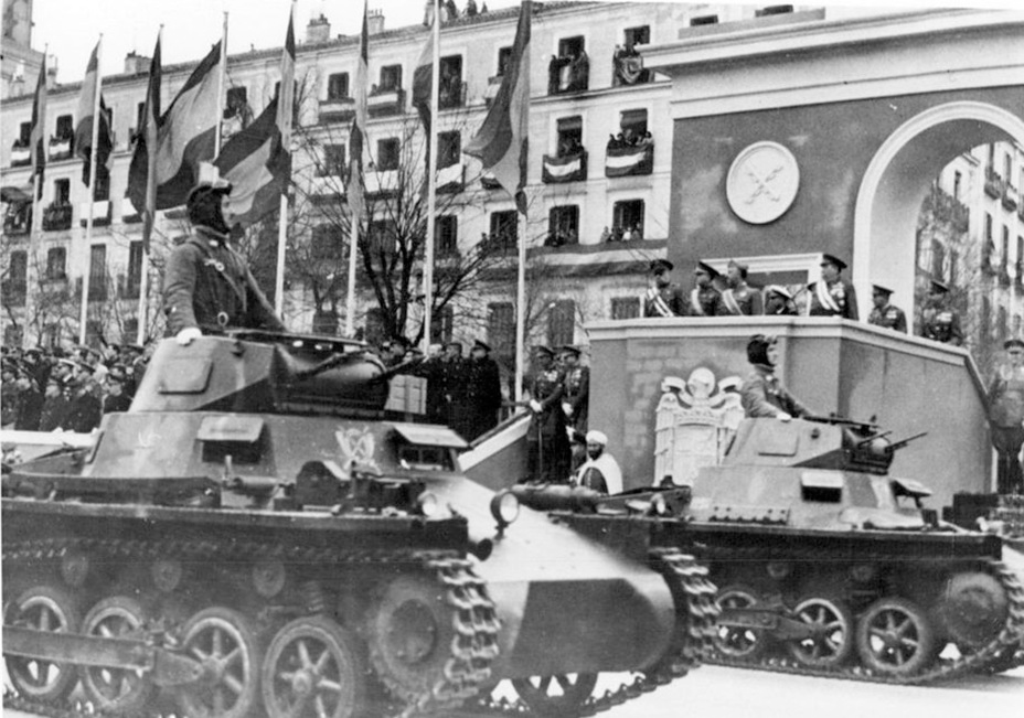 Испанские Pz.Kpfw.I на параде в Мадриде 19 мая 1939 года. Интересно, что у танка на заднем плане вместо MG.13 в башне стоят советские пулемёты ДТ