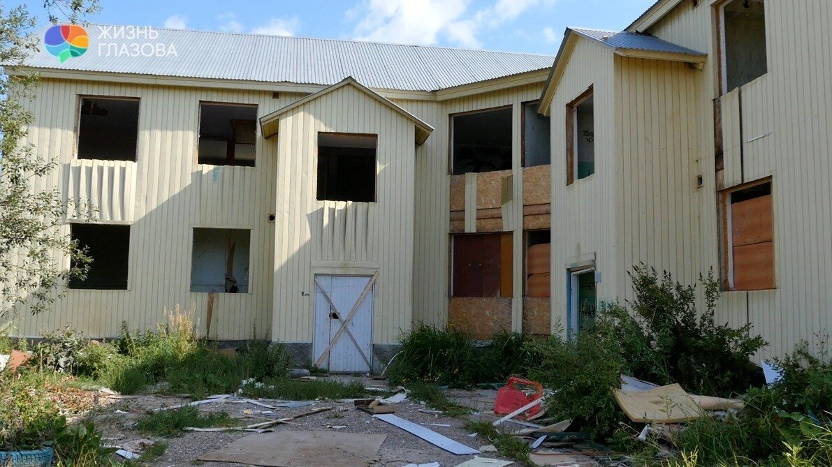     В Глазове местные жители просят снести аварийный дом на улице Куйбышева.