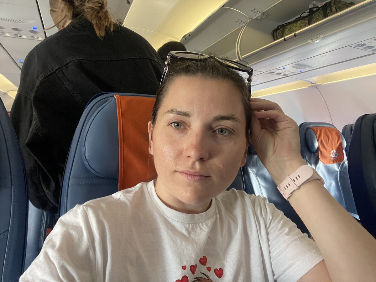 Сумку убрала наверх, сижу, жду когда всё рассядутся