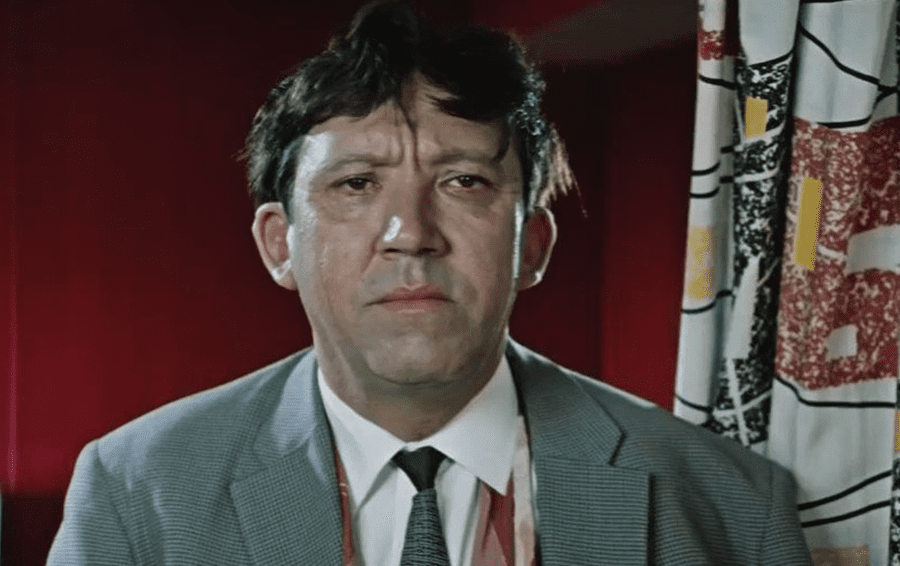 Бриллиантовая рука гифки. Семён семёныч Горбунков. Семён Горбунков актёр. Семен Горбунков в фильме «Бриллиантовая рука».. Бриллиантовая рука Никулин гиф