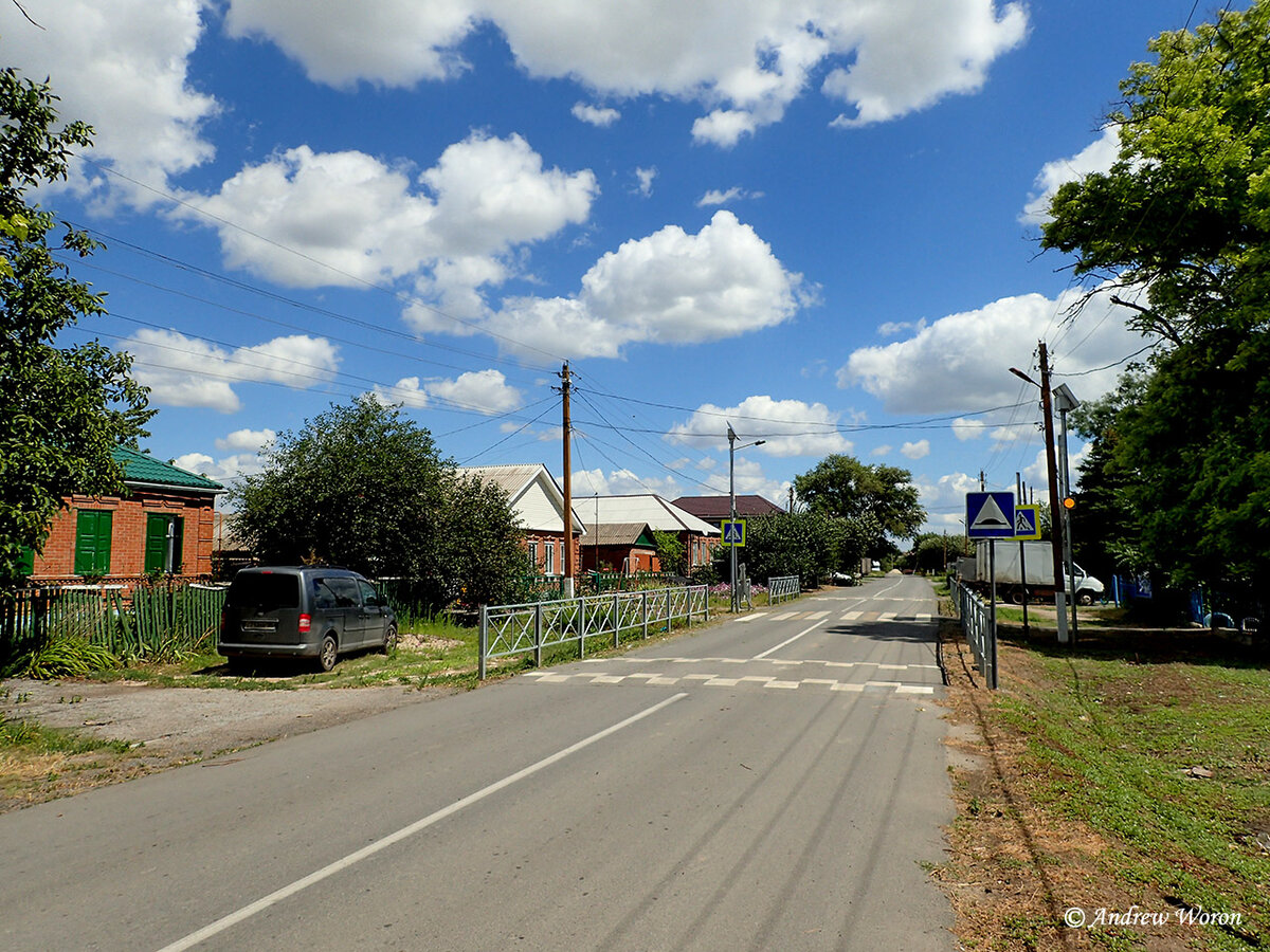 Центральная улица села, она же единая улица до самого Таганрога через все поселки побережья