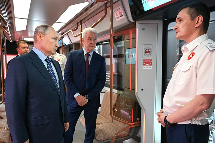    Владимир Путин в компании мэра Москвы Сергея Собянина и гендиректора РЖД Олега Белозерова запустил движение по новой, уже третьей ветке столичного наземного метро Фото: kremlin.ru