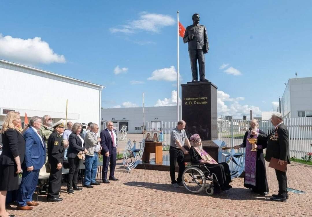 Шукшина памятник сталину. Памятник Сталину Великие Луки. Открытие памятника Сталину в великих Луках. Памятник Сталину в Пскове. Памятник Сталину в Нижнем Новгороде.