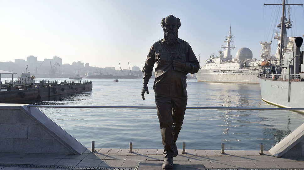 Фото: Эмин Джафаров / Коммерсантъ📷Памятник писателю Александру Солженицыну на Корабельной набережной во Владивостоке