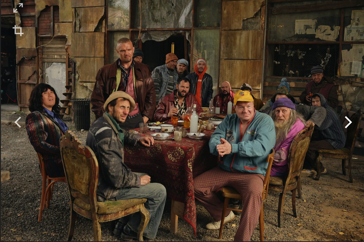 В Москве обстановочка не такая симпатичная как в "Двух холмах", но зато намного больше ярких красок. А какие глаза у людей-шик...