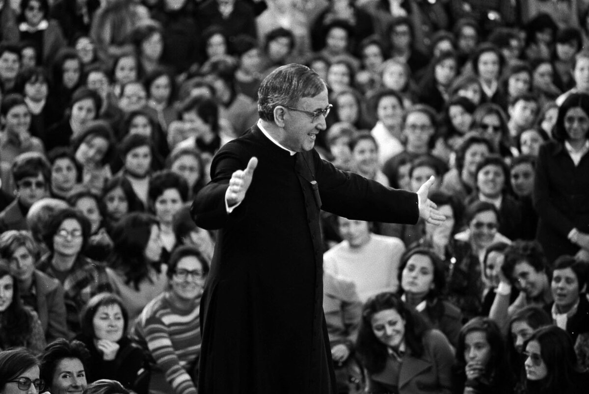 Основатель" Opus Dei" Хосемария Эскрива общается с паствой