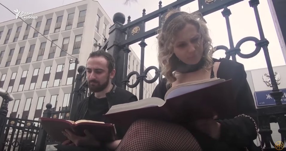 Кадр видео «Дмитрий Энтео + Мария Алёхина = неверующие актёры». Скриншот © Daily Storm