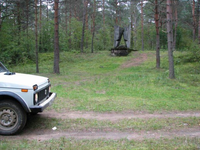 Псков кебь автобус. Памятник Леону Поземского. Малая Кебь.