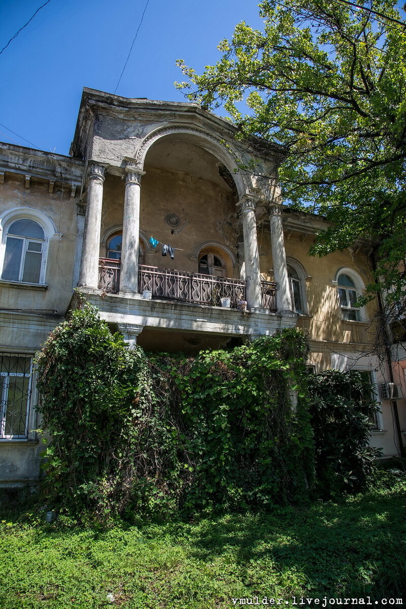 Всё-таки до чего же прекрасны домики старого Сухума. Нельзя пройти мимо и не сфоткать эту милоту. 

Фото 2. 
