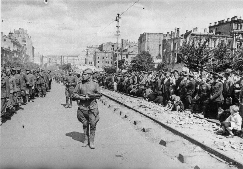 Колонна военнопленных в Киеве