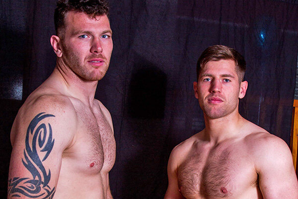 Киган Херст (слева) позирует для клубного календаря