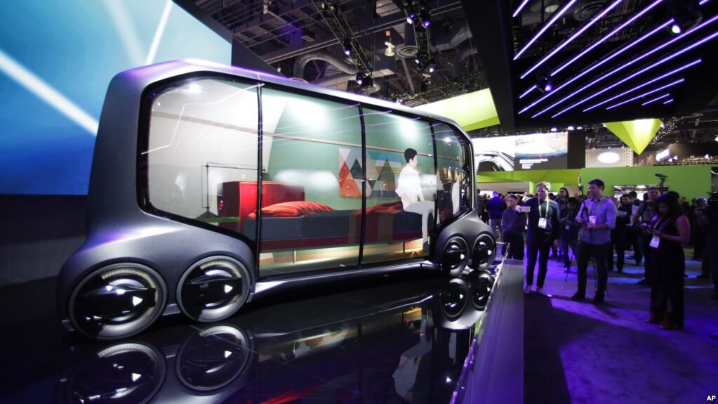 Участники смотрят на концепцию электронного поддона Toyota на CES International, вторник, Январь. 9, 2018, в Лас-Вегасе