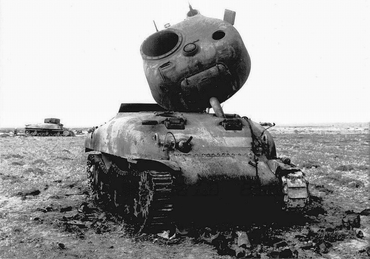 Подбитые советские танки. Танк Шерман 1943. Подбитый м4 Шерман.