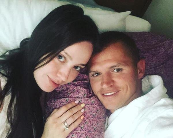 Дмитрий Тарасов отвез беременную Анастасию Костенко в элитный роддом