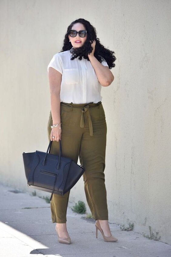 Свободные брюки подходят и полным женщинам в 50 лет 